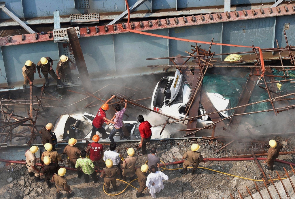 Hindistan'da köprü çöktü: 10 kişi öldü, 150 kişi enkaz altında